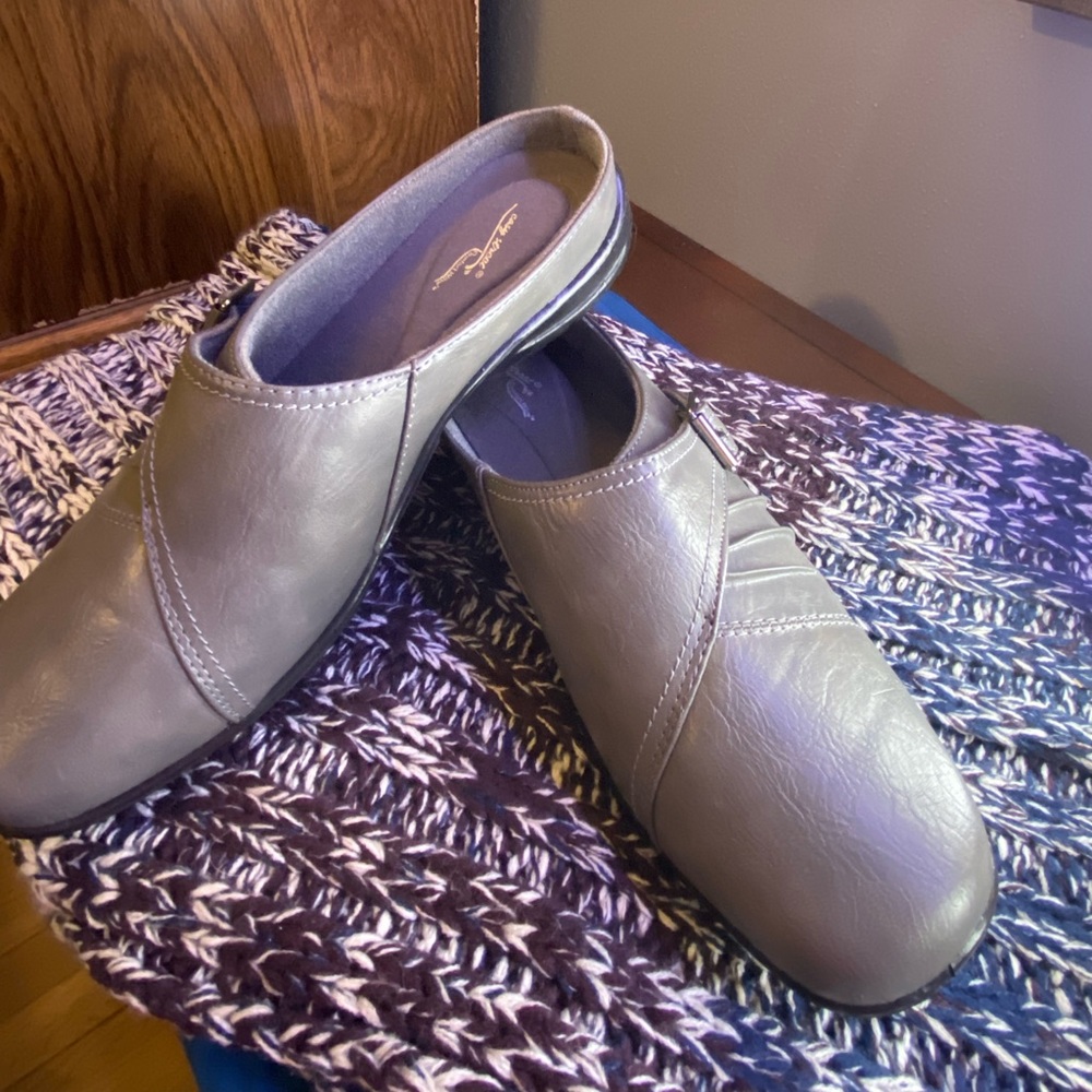 Easy Street Comfort Wave Mules.Brand New! Never Worn!